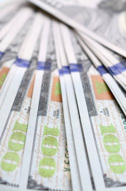 Makro alan sığ derinliği ile vurdu. Yüz ABD Doları faturaları.