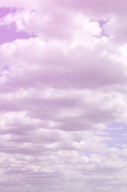 Mavi bir gökyüzü ile lots-in farklı boyutlarda beyaz bulutlar