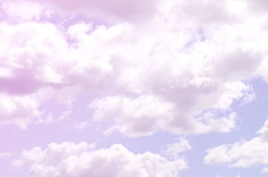 Mavi bir gökyüzü ile lots-in farklı boyutlarda beyaz bulutlar