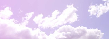 Mavi bir gökyüzü ile lots-in farklı boyutlarda beyaz bulutlar