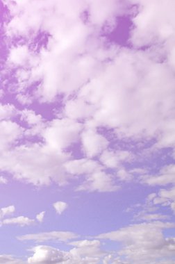 Mavi bir bulutlu gökyüzü güneş engelleme birçok küçük bulutlar ile