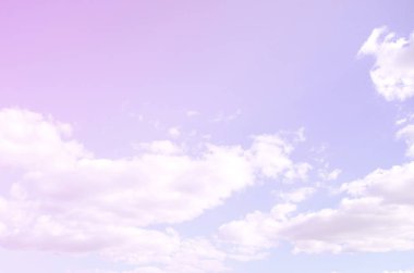 Mavi bir gökyüzü ile lots-in farklı boyutlarda beyaz bulutlar