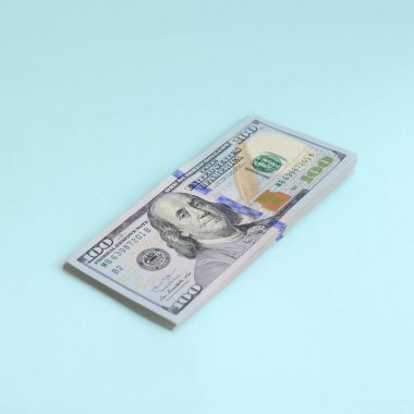 Bize para orta mavi bir şerit ile yeni bir tasarım olduğunu yalanlar üzerine açık mavi renkli.