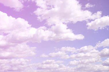 Mavi bir gökyüzü ile lots-in farklı boyutlarda beyaz bulutlar