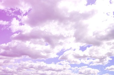 Mavi bir gökyüzü ile lots-in farklı boyutlarda beyaz bulutlar