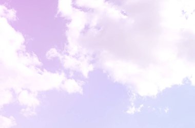 Mavi bir gökyüzü ile lots-in farklı boyutlarda beyaz bulutlar