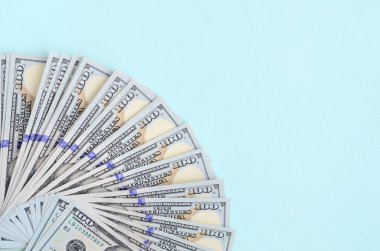 Yeni tasarımın Amerikan dolarlarının hayranı açık mavi bir arka planda yatıyor..