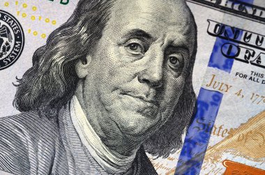 Makro vurdu. Yüz ABD dolarlık banknot kadar yakın.