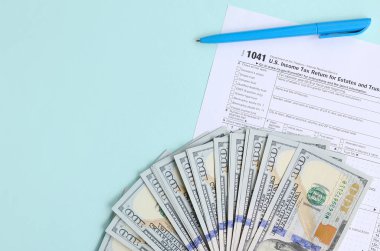 1041 formu yalan yüz dolar faturaları ve ışık mavi zemin üzerine mavi kalem yakın vergi. Bize gelir dönüş kompleksler ve Güvenleri için vergi.