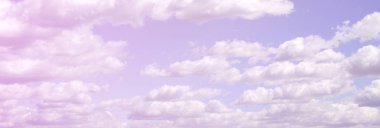 Mavi bir gökyüzü ile lots-in farklı boyutlarda beyaz bulutlar