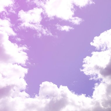 Mavi gökyüzüne bir sürü beyaz bulutlar farklı boyutlarda, bulutsuz çevresini bir çerçeve oluşturma