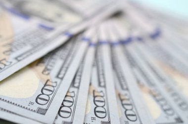 Makro alan sığ derinliği ile vurdu. Yüz ABD Doları faturaları.