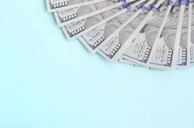 Yeni tasarımın Amerikan dolarlarının hayranı açık mavi bir arka planda yatıyor..