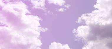 Mavi gökyüzüne bir sürü beyaz bulutlar farklı boyutlarda, bulutsuz çevresini bir çerçeve oluşturma