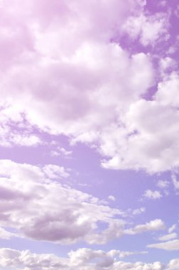 Mavi bir bulutlu gökyüzü güneş engelleme birçok küçük bulutlar ile