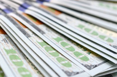 Makro alan sığ derinliği ile vurdu. Yüz ABD Doları faturaları.