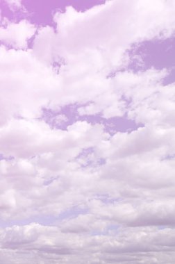 Mavi bir gökyüzü ile lots-in farklı boyutlarda beyaz bulutlar