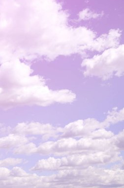 Mavi bir gökyüzü ile lots-in farklı boyutlarda beyaz bulutlar