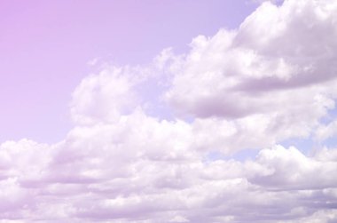 Mavi bir gökyüzü ile lots-in farklı boyutlarda beyaz bulutlar