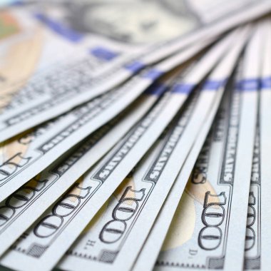 Makro alan sığ derinliği ile vurdu. Yüz ABD Doları faturaları.