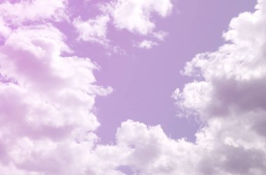 Mavi gökyüzüne bir sürü beyaz bulutlar farklı boyutlarda, bulutsuz çevresini bir çerçeve oluşturma