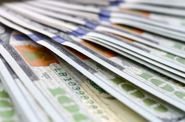 Makro alan sığ derinliği ile vurdu. Yüz ABD Doları faturaları.