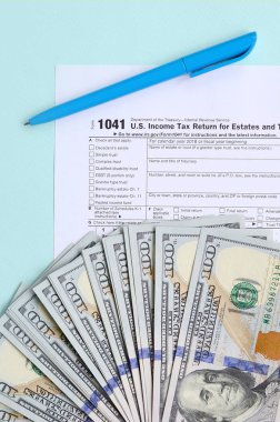 1041 formu yalan yüz dolar faturaları ve ışık mavi zemin üzerine mavi kalem yakın vergi. Bize gelir dönüş kompleksler ve Güvenleri için vergi.