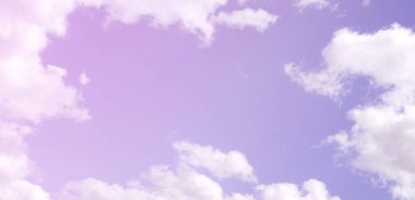 Mavi gökyüzüne bir sürü beyaz bulutlar farklı boyutlarda, bulutsuz çevresini bir çerçeve oluşturma