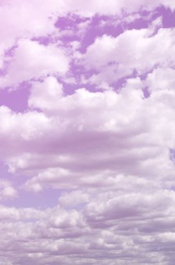 Mavi bir gökyüzü ile lots-in farklı boyutlarda beyaz bulutlar