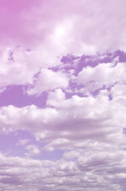 Mavi bir gökyüzü ile lots-in farklı boyutlarda beyaz bulutlar