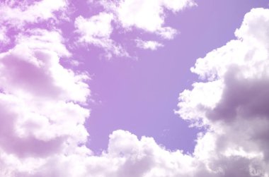 Mavi gökyüzüne bir sürü beyaz bulutlar farklı boyutlarda, bulutsuz çevresini bir çerçeve oluşturma