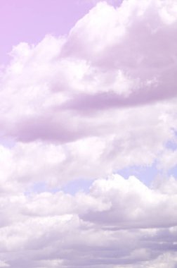 Mavi bir gökyüzü ile lots-in farklı boyutlarda beyaz bulutlar