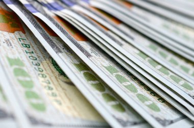 Makro alan sığ derinliği ile vurdu. Yüz ABD Doları faturaları.