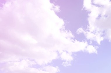 Mavi bir gökyüzü ile lots-in farklı boyutlarda beyaz bulutlar