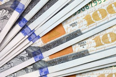 Makro alan sığ derinliği ile vurdu. Yüz ABD Doları faturaları.