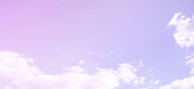 Mavi bir gökyüzü ile lots-in farklı boyutlarda beyaz bulutlar