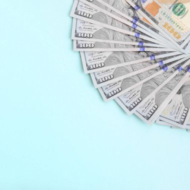 Yeni tasarımın Amerikan dolarlarının hayranı açık mavi bir arka planda yatıyor..