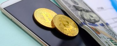 Vergi formları, yüz dolar faturaları ve açık mavi renkli smartphone ile Bitcoins yatıyor. Gelir vergisi beyannamesi.