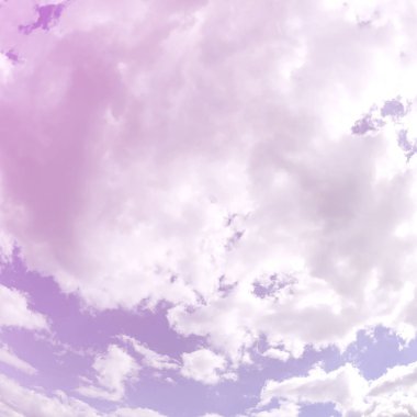 Mavi bir gökyüzü ile lots-in beyaz bulutlar farklı boyutlarda. Balıkgözü fotoğraf