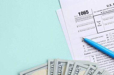 1065 formu yalan yüz dolar faturaları ve ışık mavi zemin üzerine mavi kalem yakın vergi. Bize parentship gelir için iade.