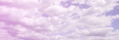 Mavi bir gökyüzü ile lots-in farklı boyutlarda beyaz bulutlar