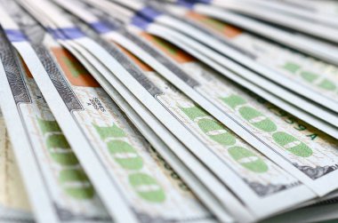 Makro alan sığ derinliği ile vurdu. Yüz ABD Doları faturaları.