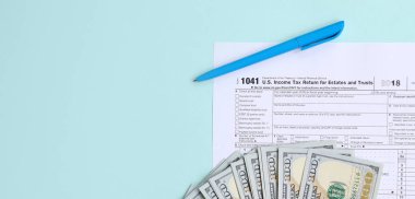 1041 formu yalan yüz dolar faturaları ve ışık mavi zemin üzerine mavi kalem yakın vergi. Bize gelir dönüş kompleksler ve Güvenleri için vergi.