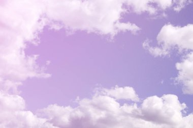 Mavi gökyüzüne bir sürü beyaz bulutlar farklı boyutlarda, bulutsuz çevresini bir çerçeve oluşturma