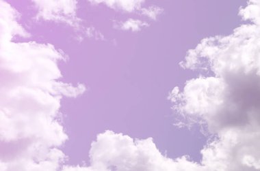 Mavi gökyüzüne bir sürü beyaz bulutlar farklı boyutlarda, bulutsuz çevresini bir çerçeve oluşturma