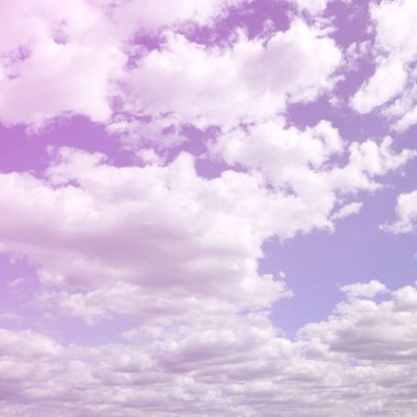 Mavi bir gökyüzü ile lots-in farklı boyutlarda beyaz bulutlar