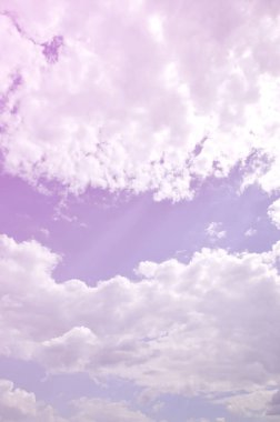 Arkaplan kullanımı için açık mavi gökyüzü ve beyaz bulutların gündüz görüntüsü