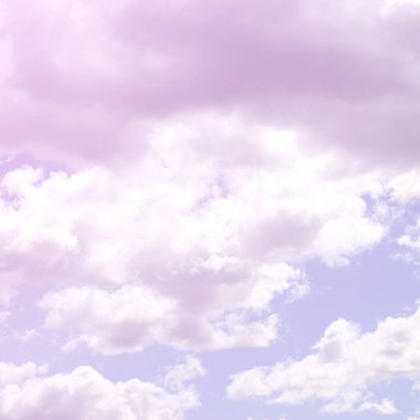 Mavi bir gökyüzü ile lots-in farklı boyutlarda beyaz bulutlar