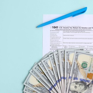1041 formu yalan yüz dolar faturaları ve ışık mavi zemin üzerine mavi kalem yakın vergi. Bize gelir dönüş kompleksler ve Güvenleri için vergi.