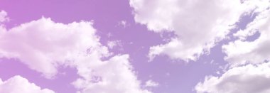 Mavi bir gökyüzü ile lots-in farklı boyutlarda beyaz bulutlar